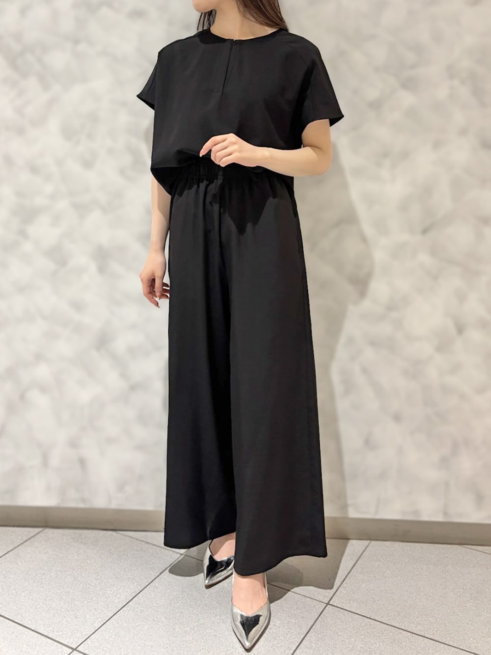 「有楽町マルイ店_AYAKA、STRAWBERRY-FIELDS(STRAWBERRY-FIELDS)、タンブラーブッチャー、ブラックコーデ、フレンチスリーブ、セットアップスタイル、涼しげセットアップ、きれいめカジュアル、夏の通勤服、美シルエットパンツ、手洗いＯＫ、洗練モノトーン、LOOK BOOK掲載、2025夏新作」｜「STRAWBERRY-FIELDSのフレンチスリーブブラウス（シャツ/ブラウス、ブラック系）」を使った、STRAWBERRY-FIELDSさん（レディース・155cm）の夏コーディネートの1枚目の写真
