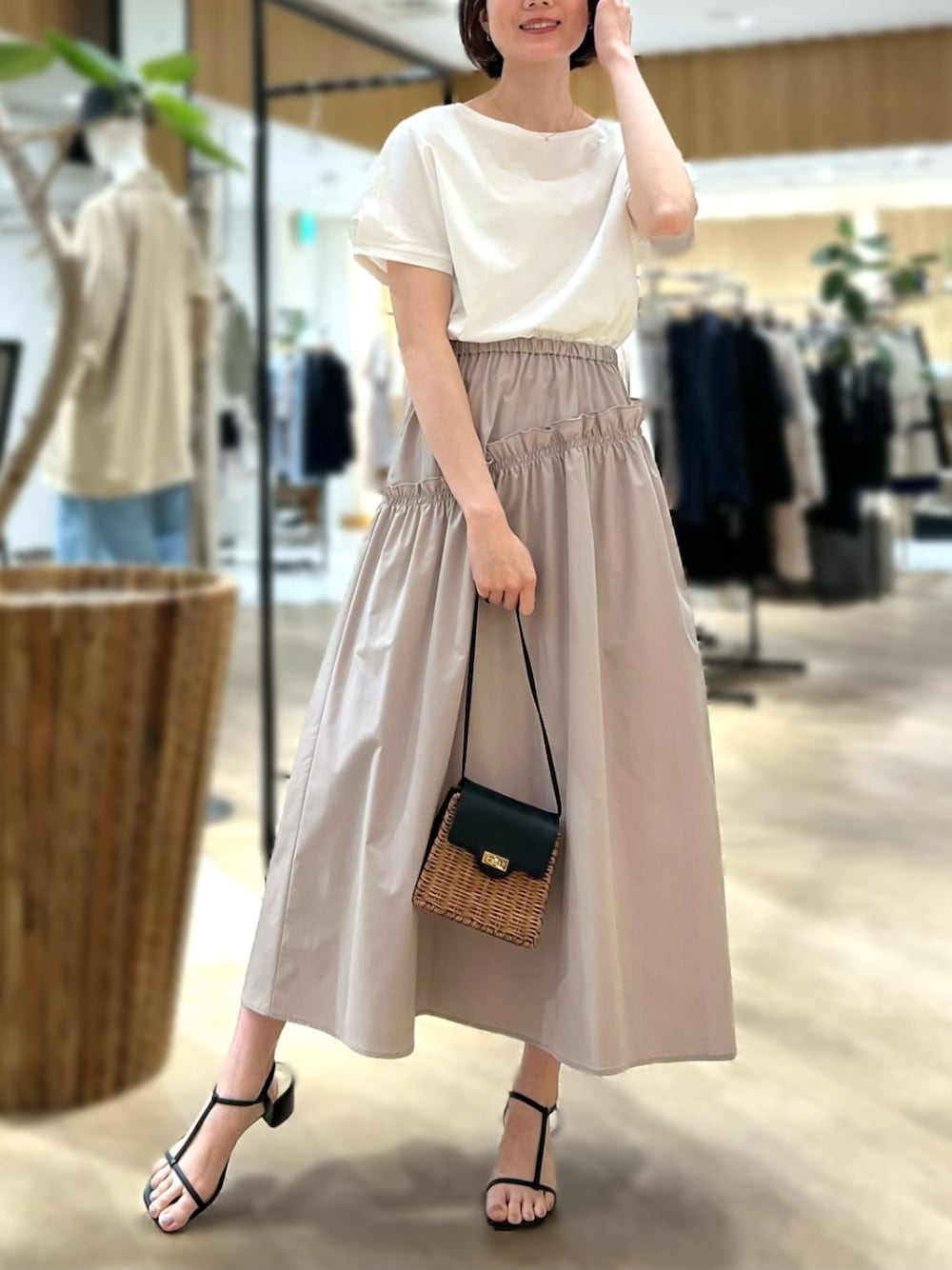 ベージュ系のワンピースを着用したレディースの冬コーディネートの1枚目の写真