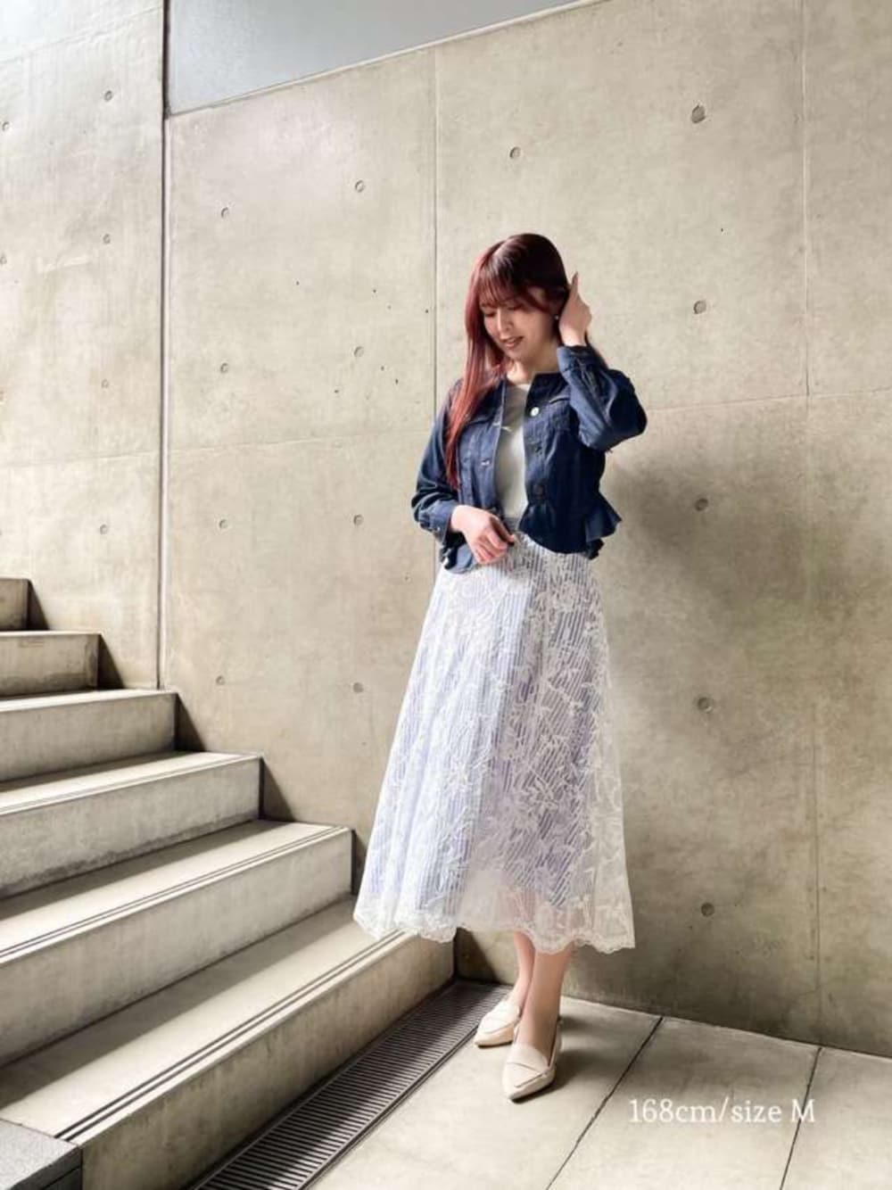 ブルー系のスカート、ブルー系のデニムジャケットを着用したレディースの春コーディネートの1枚目の写真