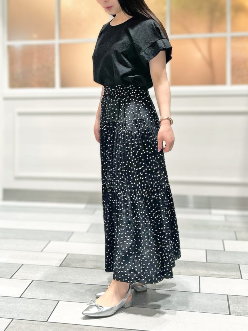 「ブラックコーデ、Aラインシルエット、キレイめブラウス、洗練カジュアル、ドットスカート、大人フェミニン、夏のモノトーンコーデ、ティアードスカート、ウエストゴムスカート、通気性トップス、軽やか素材、春夏秋コーデ、落ち感がきれい、涼しげコーデ、STRAWBERRY-FIELDS(STRAWBERRY-FIELDS)」｜「STRAWBERRY-FIELDSのパウダーサテンティアードスカート（スカート、ブラック系）」を使った、STRAWBERRY-FIELDSさん（レディース・152cm）の夏コーディネートの1枚目の写真