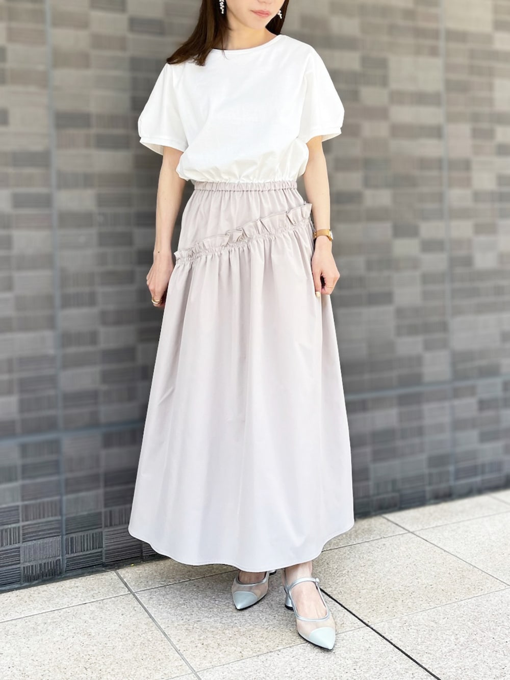 「フレンチスリーブ、STRAWBERRY-FIELDS、ドッキングワンピース、二の腕カバー、オシャレワンピース、金沢店_EMI、夏の主役ワンピ、アシンメトリーフリル、夏のワンピーススタイル」｜「STRAWBERRY-FIELDSの天竺＊ライトタフタ＿ジャージドッキングワンピース　ワンピース（ワンピース、ベージュ系）」を使った、STRAWBERRY-FIELDSさん（レディース・154cm）の春コーディネートの1枚目の写真