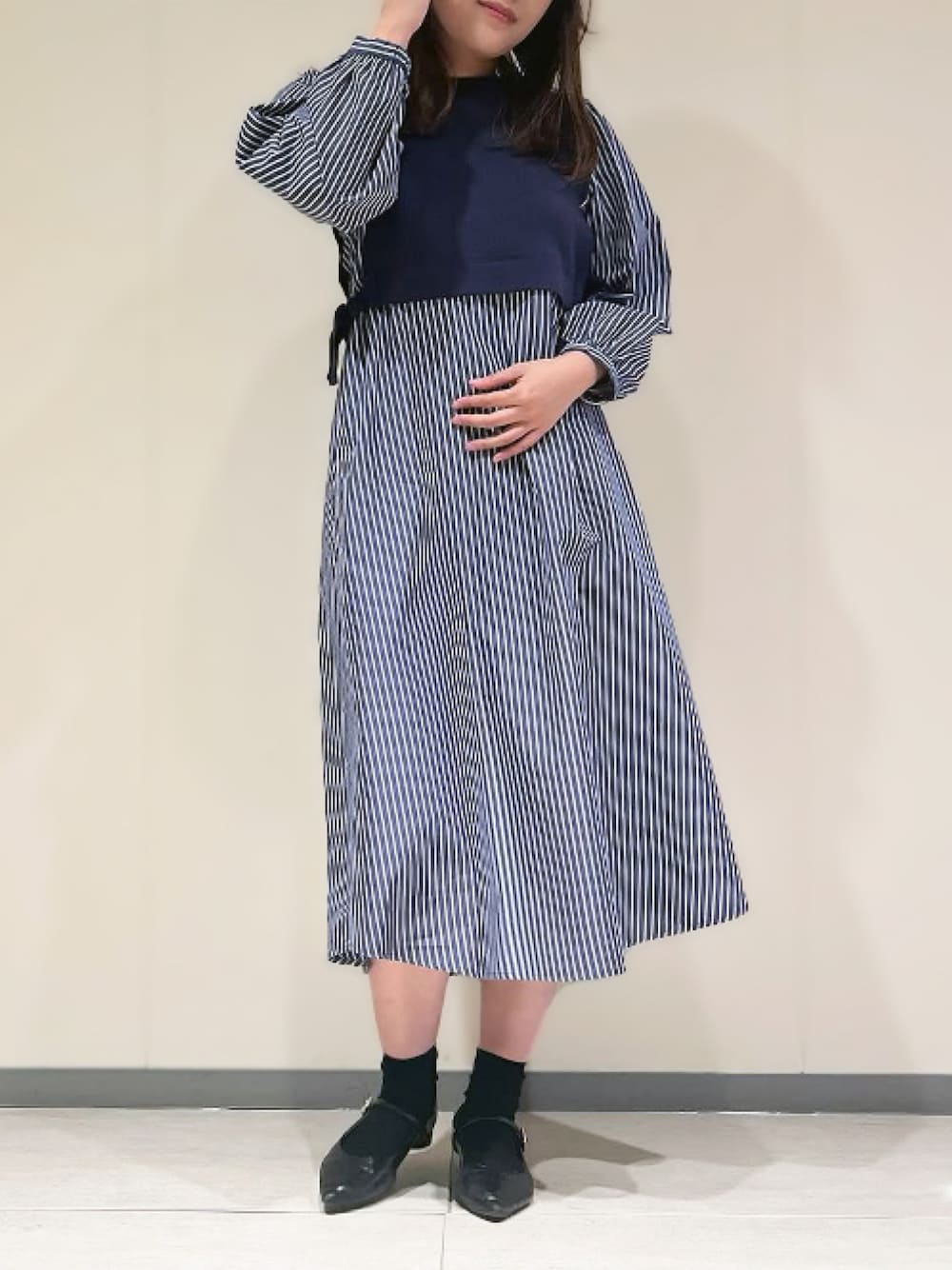 「大人カジュアル、異素材ミックス、ストライプシャツ、レイヤード風、きれいめカジュアル、春ワンピース、春のお出かけコーデ、STRAWBERRY-FIELDS、洗えるワンピース」｜「STRAWBERRY-FIELDSのベストドッキング風ワンピース　ワンピース（ワンピース、ブルー系）」を使った、STRAWBERRY-FIELDSさん（レディース・164cm）の春コーディネートの1枚目の写真
