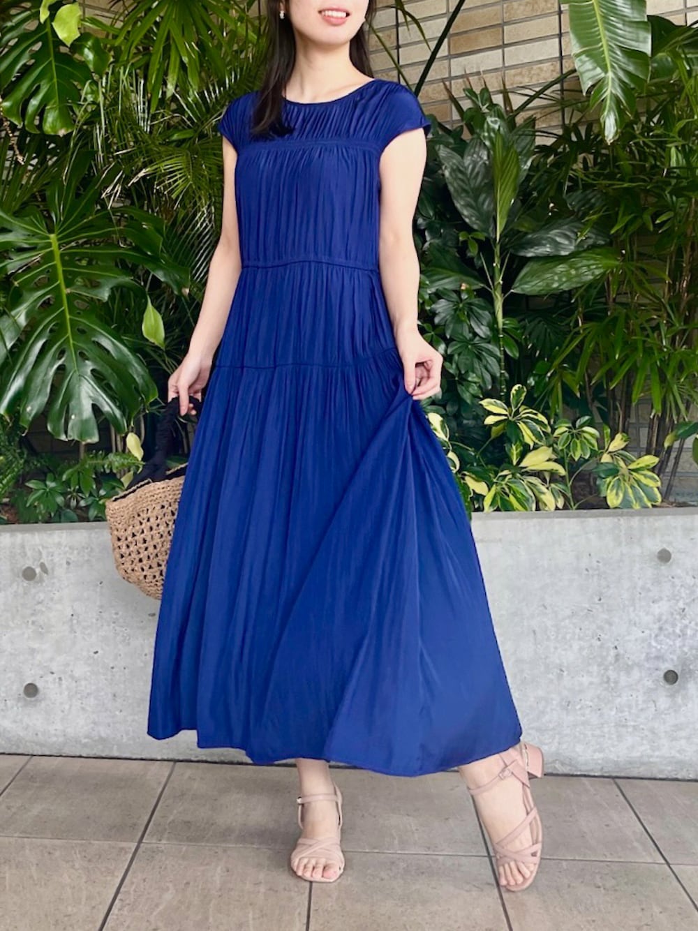 「フェミニンスタイル、お呼ばれコーデ、ストロベリーフィールズ、2wayワンピース、初夏のおでかけ、ティアードワンピ、洗濯機OK、パウダーサテン、STRAWBERRYFIELDS、なんばCITY店_YUZUKI」｜「STRAWBERRY-FIELDSのパウダーサテン＿パウダーサテン２ＷＡＹワンピース　ワンピース（ワンピース、ブルー系）」を使った、STRAWBERRY-FIELDSさん（レディース・160cm）の春コーディネートの1枚目の写真