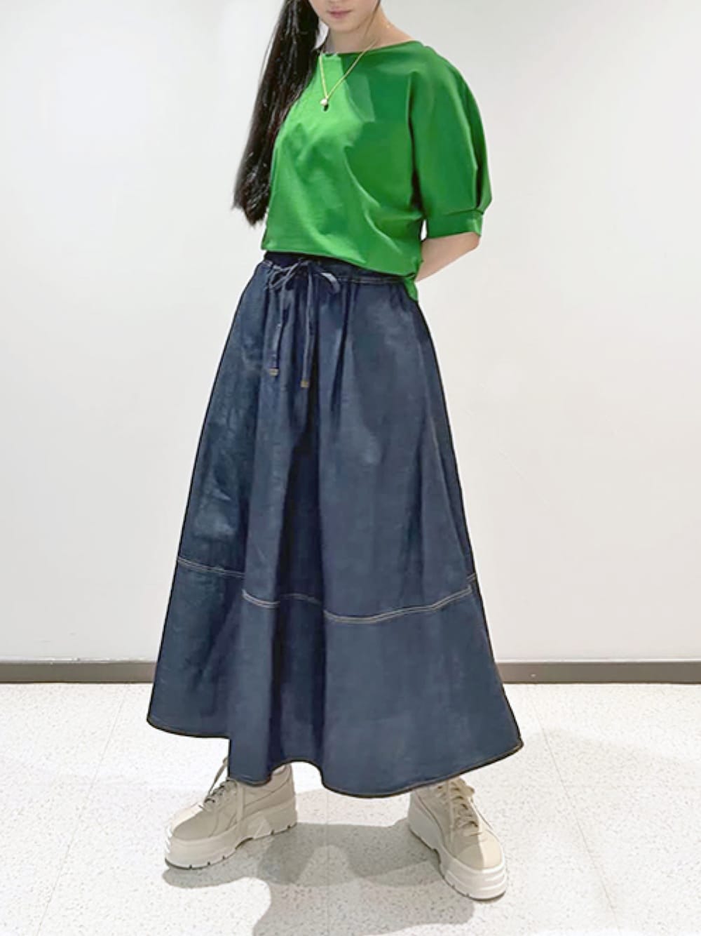 「デニムスカート、大人カジュアル、ドルマンスリーブ、春コーデ、リラックスコーデ、オフィススタイル、ライトグリーン、STRAWBERRY-FIELDS、荻窪ルミネ店_ARISA、通気性素材」｜「STRAWBERRY-FIELDSのロイヤルクールポンチ＿ドルマンスリーブジャージプルオーバー　Tシャツ・カットソー（Tシャツ/カットソー、グリーン系）」を使った、STRAWBERRY-FIELDSさん（レディース・165cm）の春コーディネートの1枚目の写真
