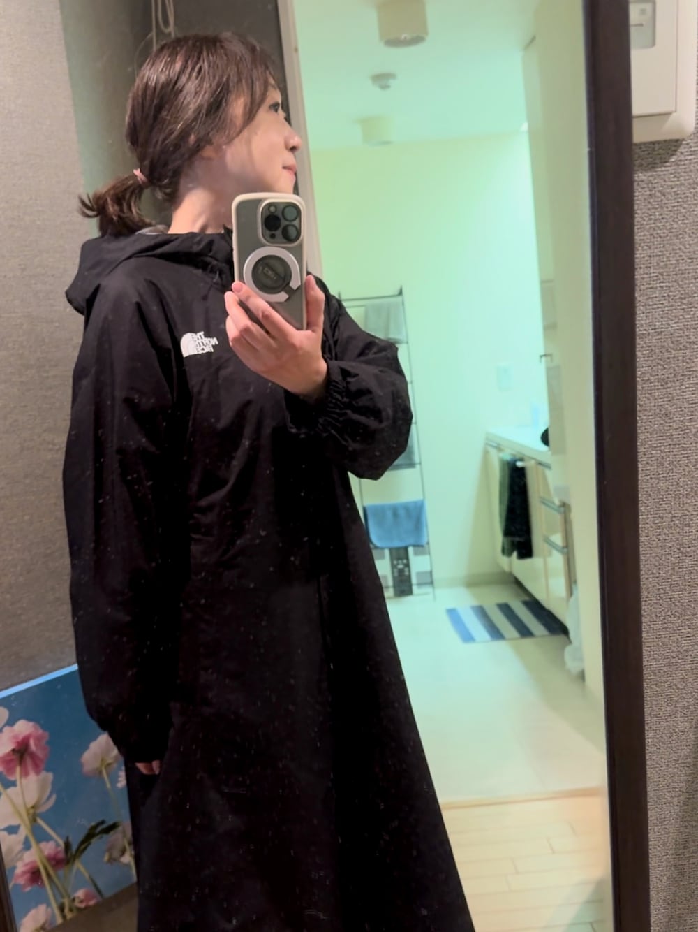 「雨の日コーデ、ノースフェイス、レインコート、雨、モノトーン、レインウェア、あめのひ」｜「THE NORTH FACEの【WEB限定】＜THE NORTH FACE＞ブリーズ ライトニング コート -ウォッシャブル-（ナイロンジャケット、ブラック系）」を使った、ピヨーコさん（レディース・159cm）の夏コーディネートの1枚目の写真