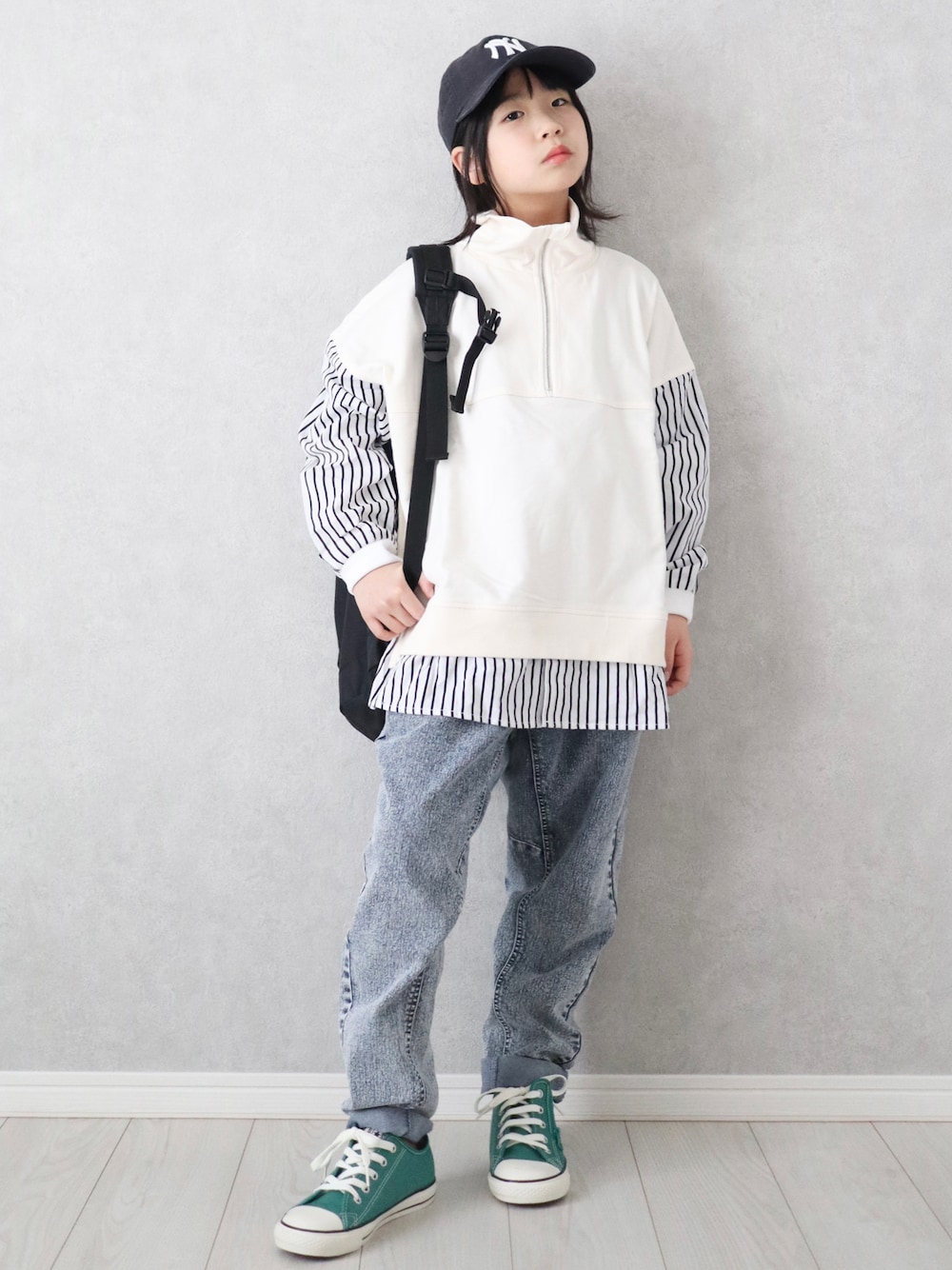 ホワイト系のスウェット、その他のデニムパンツ、ブルー系のキャップを着用したキッズの冬コーディネートの1枚目の写真