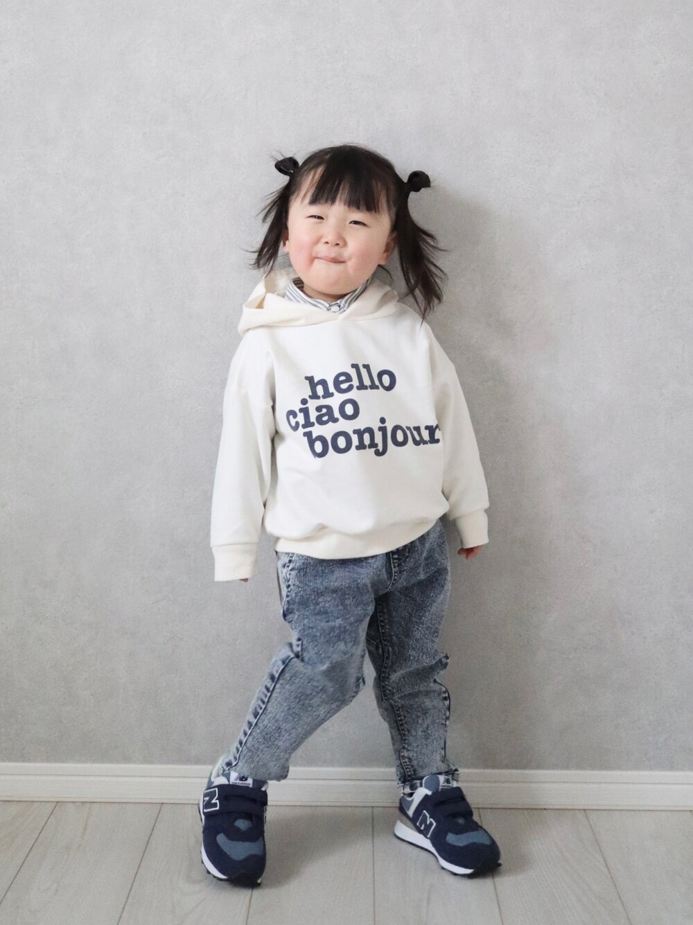 「デニムパンツ、デニム、私の推しブランド、Branshes、ストライプ、ロゴスウェット、パーカー、レイヤードスタイル、ワントーンコーデ、シャツスタイル、NEWBALANCE、スニーカー、カジュアルコーデ」｜「BRANSHESのガーデナーテーパードデニムパンツ（デニムパンツ、その他）」を使った、teiccoさん（キッズ・130cm）の冬コーディネートの1枚目の写真