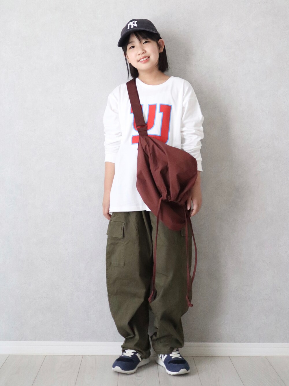 「ロンT、プチプラ、ロゴT、カーゴパンツ、ショルダーバッグ、UNIQLO、キャップ、スニーカー、New Balance、秋服準備はじめました、カラー×コーデ、休日スタイル、カジュアルコーデ」｜「DRC branshesの【WEB限定/DRC】綿100％bコレグラフィック長袖Tシャツ ロンT（Tシャツ/カットソー、ホワイト系）」を使った、teiccoさん（キッズ・130cm）の夏コーディネートの1枚目の写真