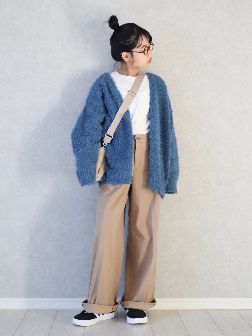 「冬コーデ、マイベストコーデ2024、ニット、カーディガン、レイヤードスタイル、ワイドパンツ、チノパン、UNIQLO、プチプラ、ショルダーバッグ、スニーカー、めがね」｜「tiptopのフェザーヤーンBIGカーディガン（カーディガン/ボレロ、ブルー系）」を使った、teiccoさん（キッズ・146cm）の冬コーディネートの1枚目の写真
