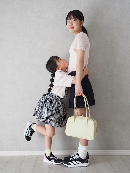 「adidas(アディダス)のadidas アディダス FAITO EL K【軽量】キッズスニーカー 運動会 子供靴 ストラップ(ファイトELK) JR2272 コアブラック/セミフラッシュアクア/ブリスライラック(スニーカー)」を使った、teiccoさん(キッズ・157cm)の春コーディネート