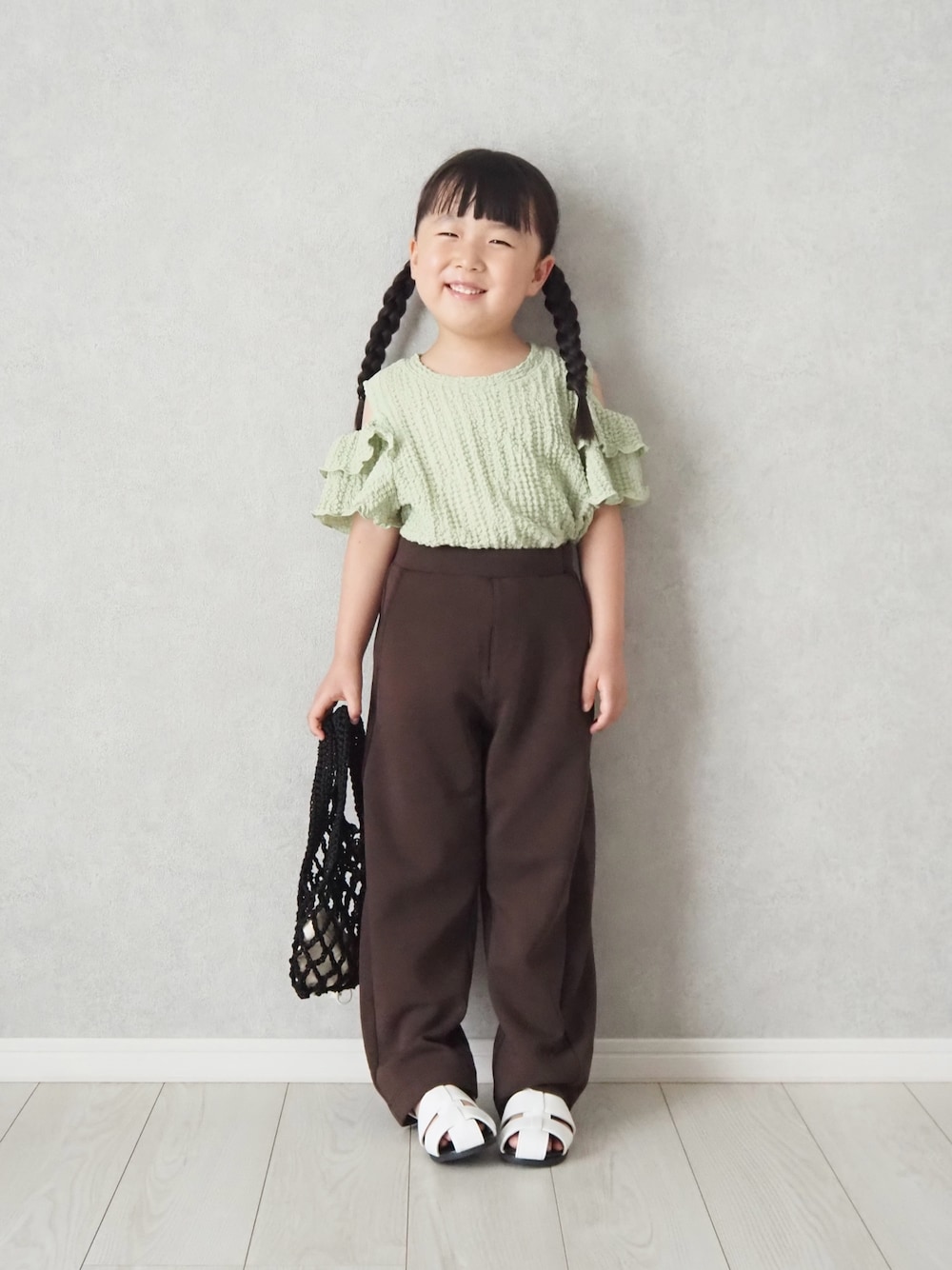 「夏ルックで気分アップ、GU、グリーン、カラーコーデ、スウェットパンツ、ブラウン、UNIQLO、プチプラコーデ、プチプラ、サンダル、グルカサンダル、夏コーデ、カジュアルコーデ、お出かけコーデ、休日スタイル」｜「GUのアイテム（Tシャツ/カットソー、グリーン系）」を使った、teiccoさん（キッズ・152cm）の夏コーディネートの1枚目の写真