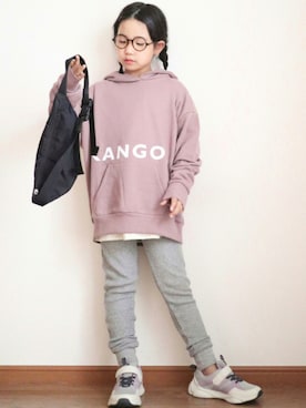 「くすみカラー」｜「アイテム（ボディバッグ/ウエストポーチ）」を使った、teiccoさん（キッズ・126cm）の秋コーディネート