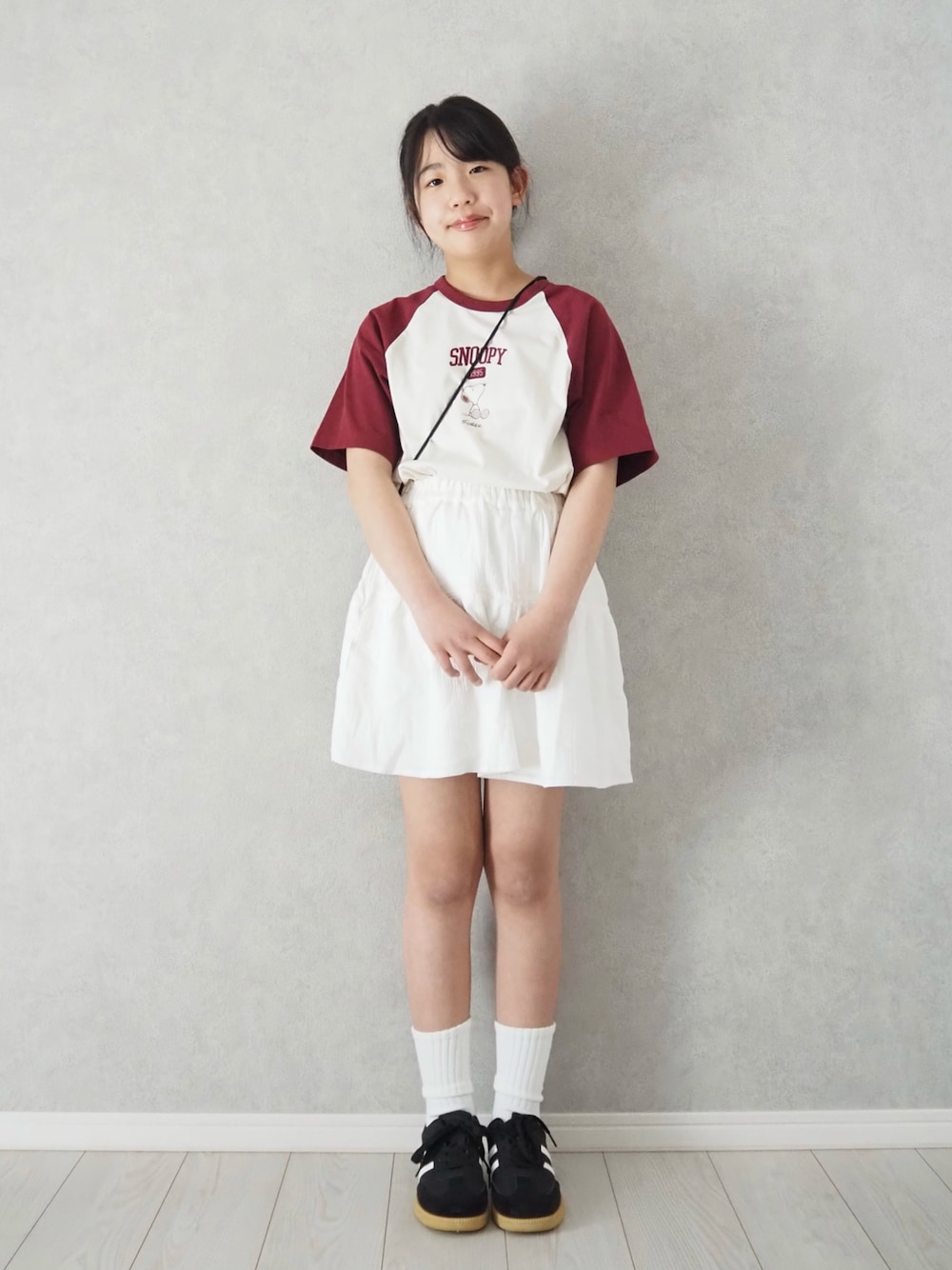 「Tシャツ、UT、スヌーピー、スカート、ミニスカート、UNIQLO、プチプラ、スニーカー、ショルダーバッグ、カジュアルコーデ、シンプルコーデ、お出かけコーデ、休日スタイル、春夏コーデ」｜「UNIQLOのアイテム（Tシャツ/カットソー、レッド系）」を使った、teiccoさん（キッズ・152cm）の春コーディネートの1枚目の写真