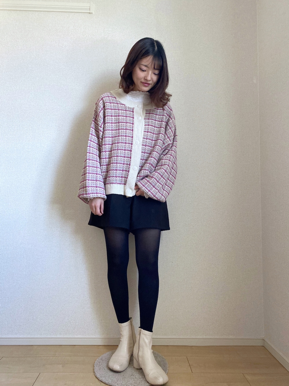 ピンク系のニット/セーター、ホワイト系のTシャツ/カットソー、ブラック系のその他パンツを着用したレディースの冬コーディネートの1枚目の写真
