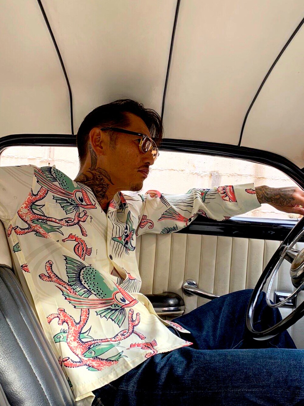 ホワイト系のシャツ/ブラウス、ブルー系のデニムパンツを着用したメンズの夏コーディネートの1枚目の写真