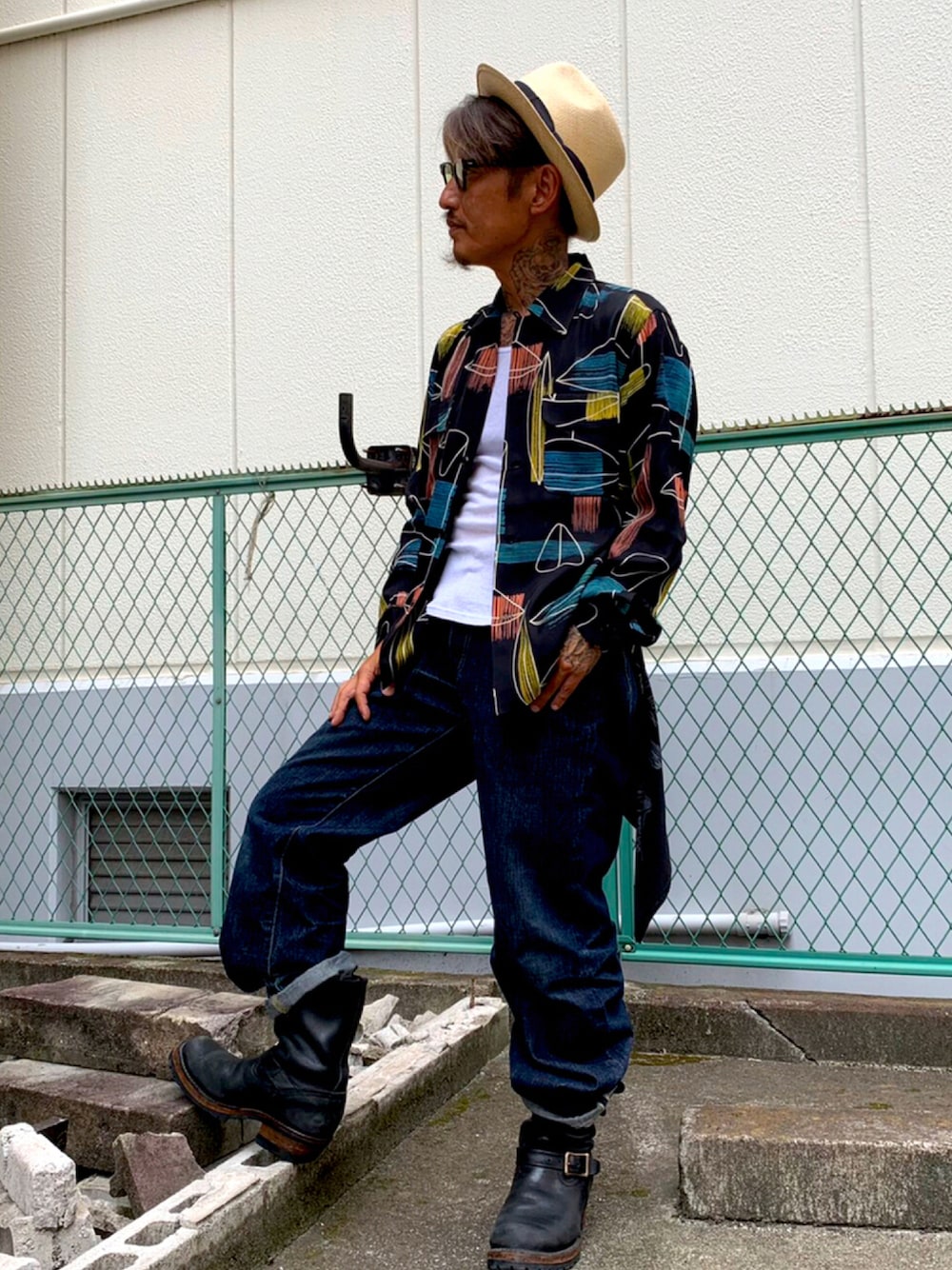 その他のシャツ/ブラウス、ブルー系のデニムパンツ、ブラック系のブーツを着用したメンズの夏コーディネートの1枚目の写真