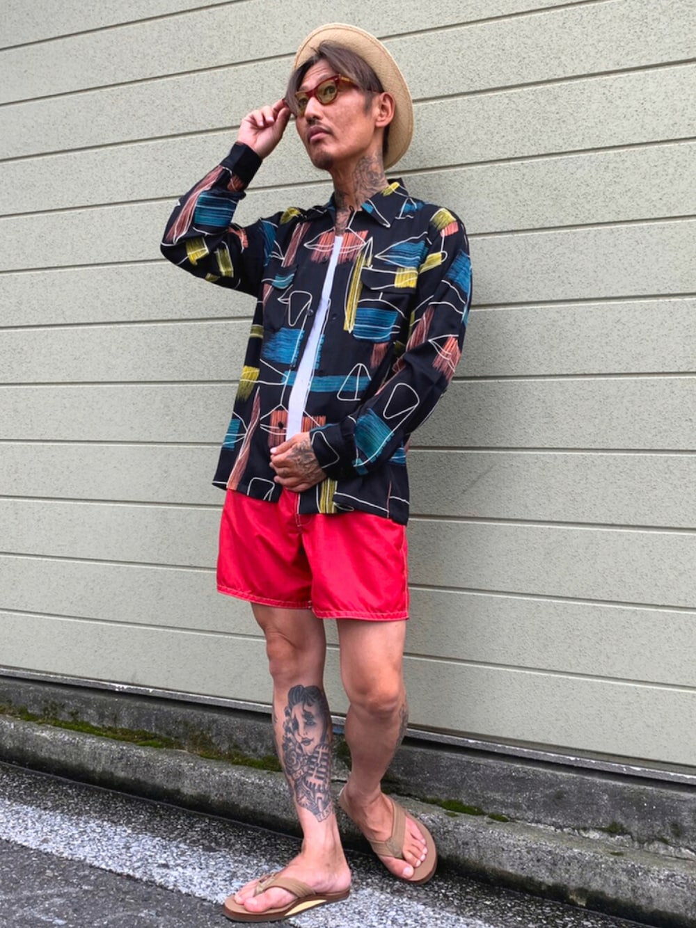 その他のシャツ/ブラウス、その他のサンダル、レッド系の水着を着用したメンズの夏コーディネートの1枚目の写真