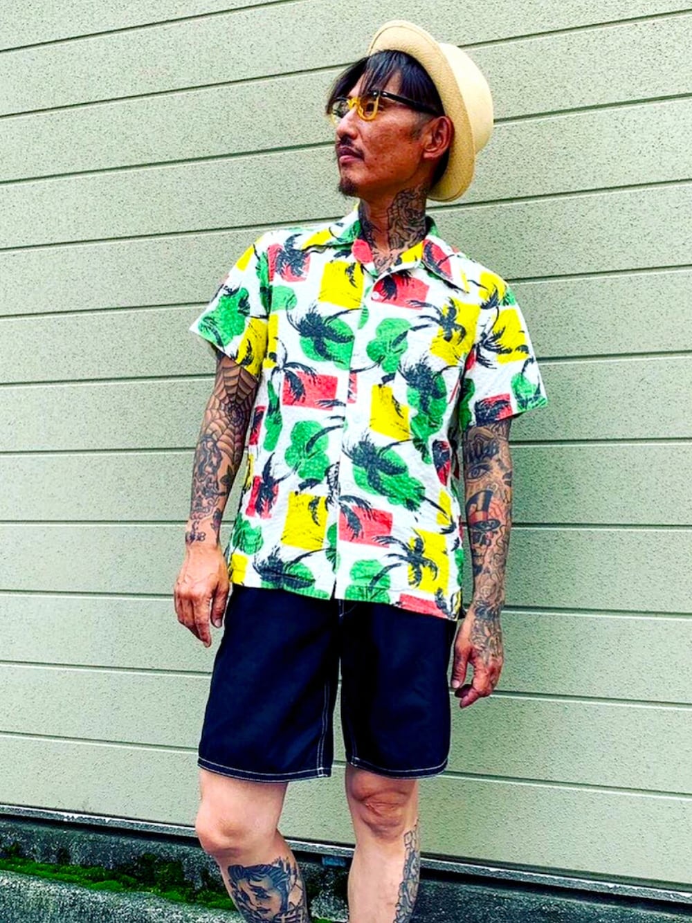 その他のシャツ/ブラウス、ブラック系の水着、ホワイト系のメガネを着用したメンズの夏コーディネートの1枚目の写真