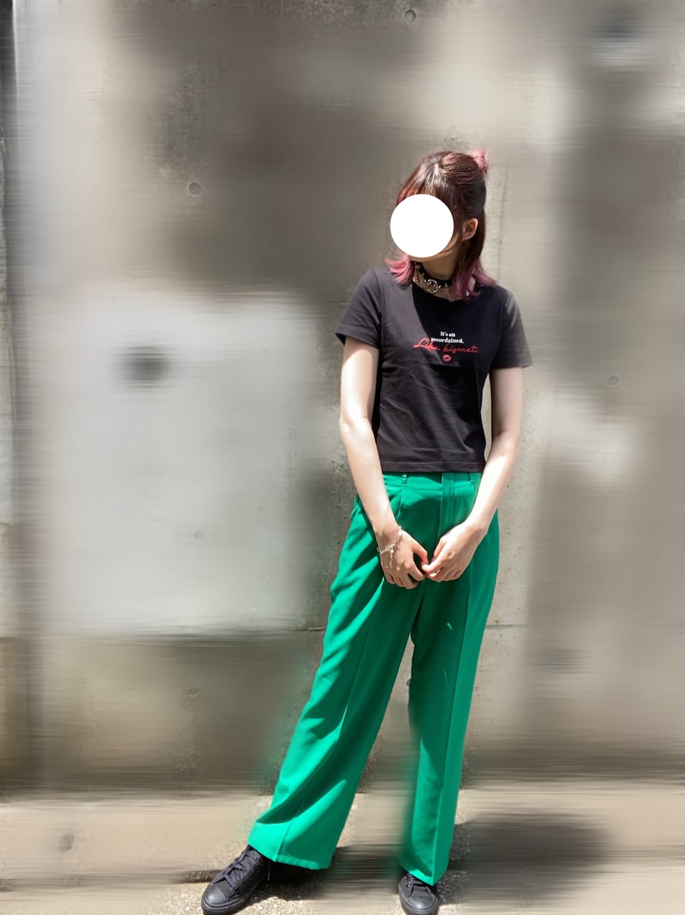 ブラック系のTシャツ/カットソー、グリーン系のその他パンツ、ブラック系のスニーカーを着用したレディースの夏コーディネートの1枚目の写真