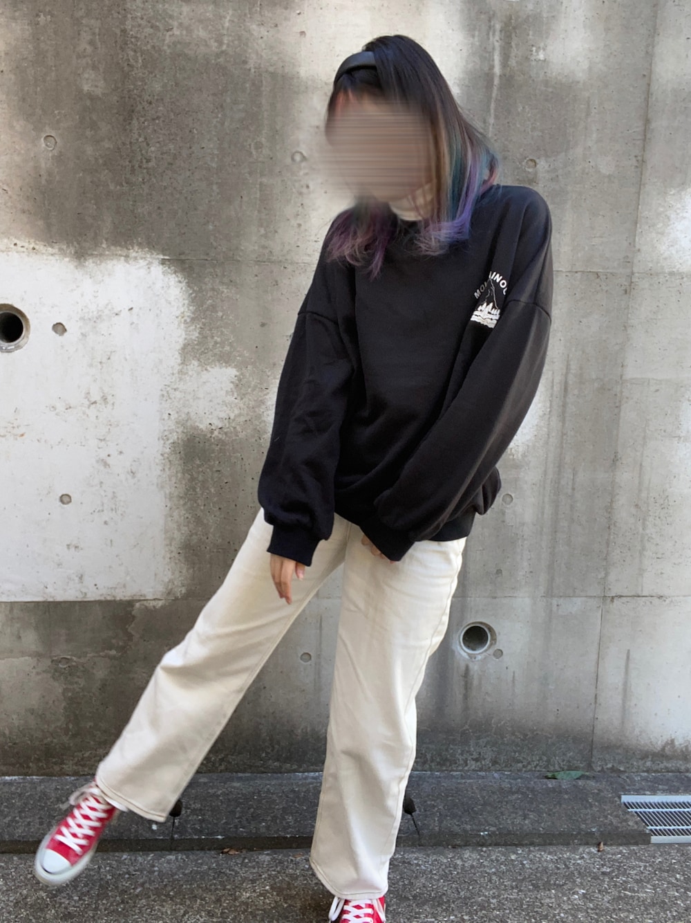 「シンプル、オーバーサイズ、パンツスタイル、shein、リンクコーデ、ジャニヲタ、ブラック×ホワイト、高身長女子、converse、プチプラ、レッド、休日スタイル、ボーイッシュ」｜「Sheinのアイテム（スウェット、ブラック系）」を使った、Echanさん（レディース・171cm）の冬コーディネートの1枚目の写真