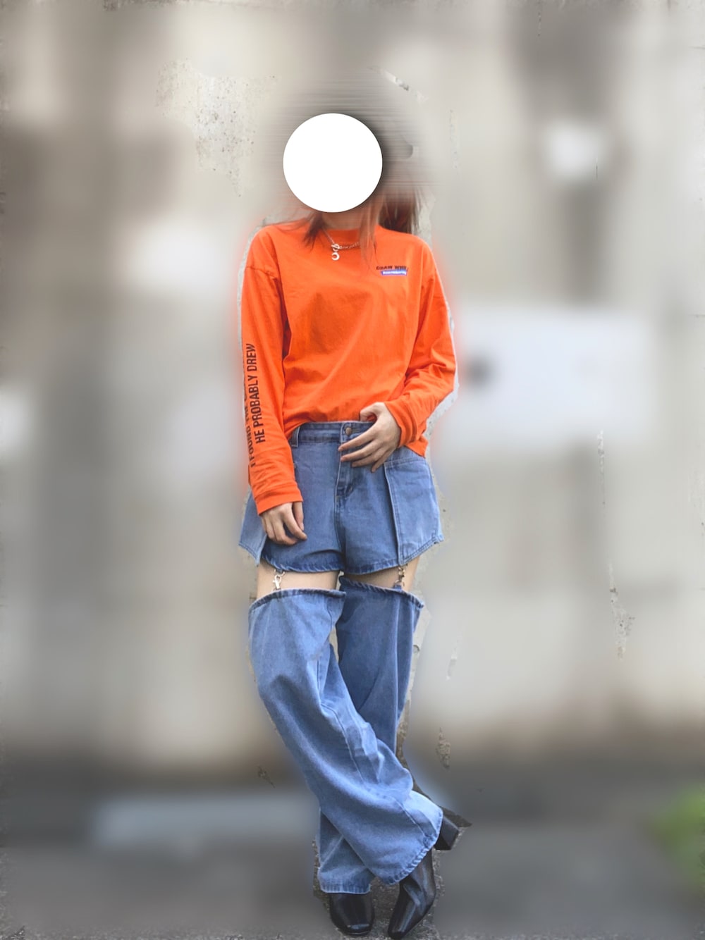 オレンジ系のTシャツ/カットソー、ブルー系のデニムパンツ、ブラック系のブーツを着用したレディースの秋コーディネートの1枚目の写真