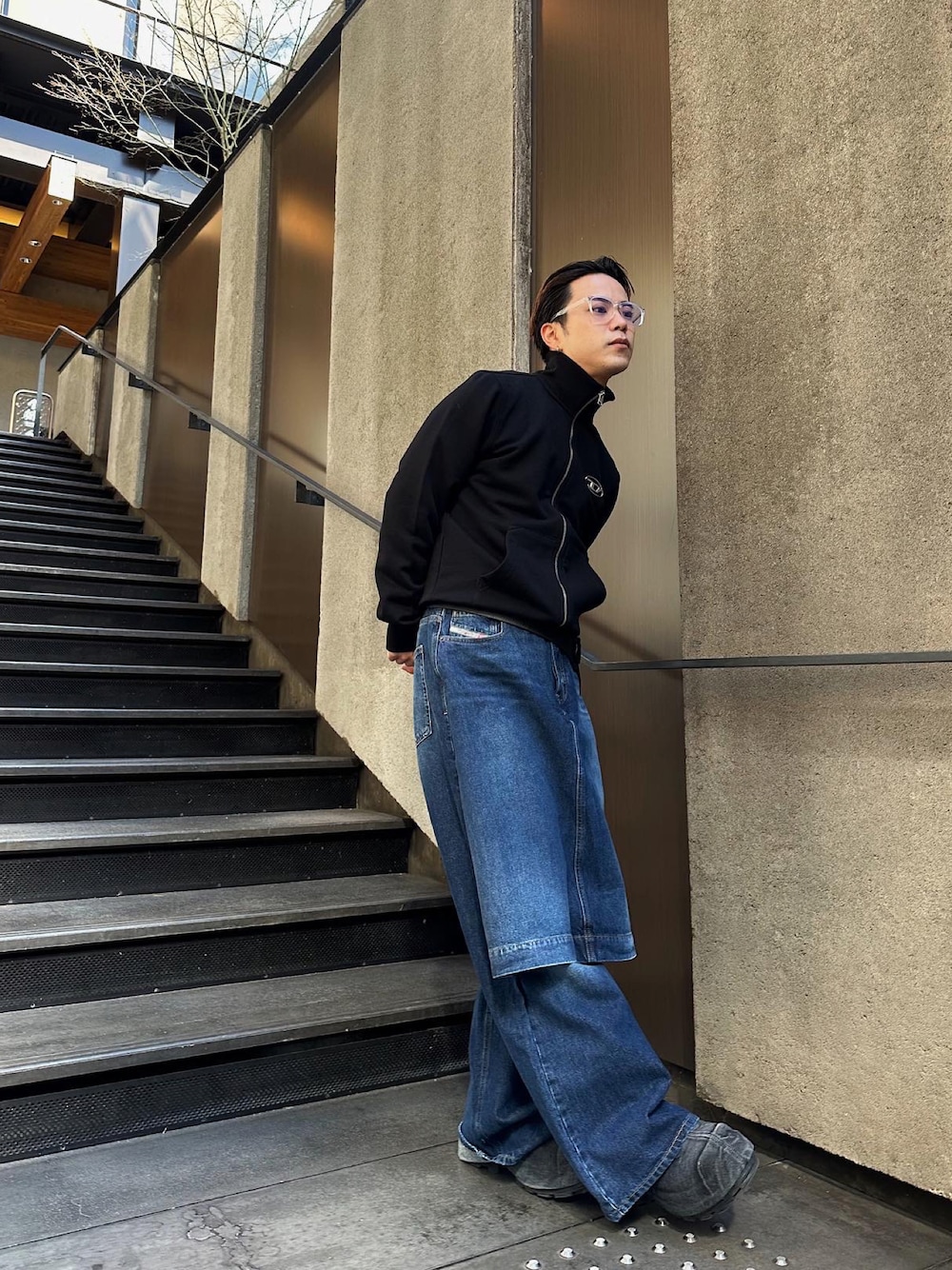 「パンツスカート、インパクト大、デニム、ディーゼル、Diesel、24FW、京都」｜「DIESELのアイテム（ブーツ、ブラック系）」を使った、TANJI SHUNSUKEさん（メンズ・169cm）の春コーディネートの1枚目の写真
