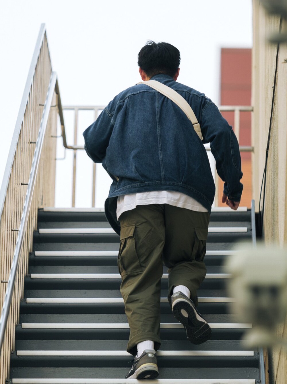「NIKEのアイテム（チノパンツ、グリーン系）」を使った、jasonkaiiiiさん（メンズ・180cm）の夏コーディネートの1枚目の写真