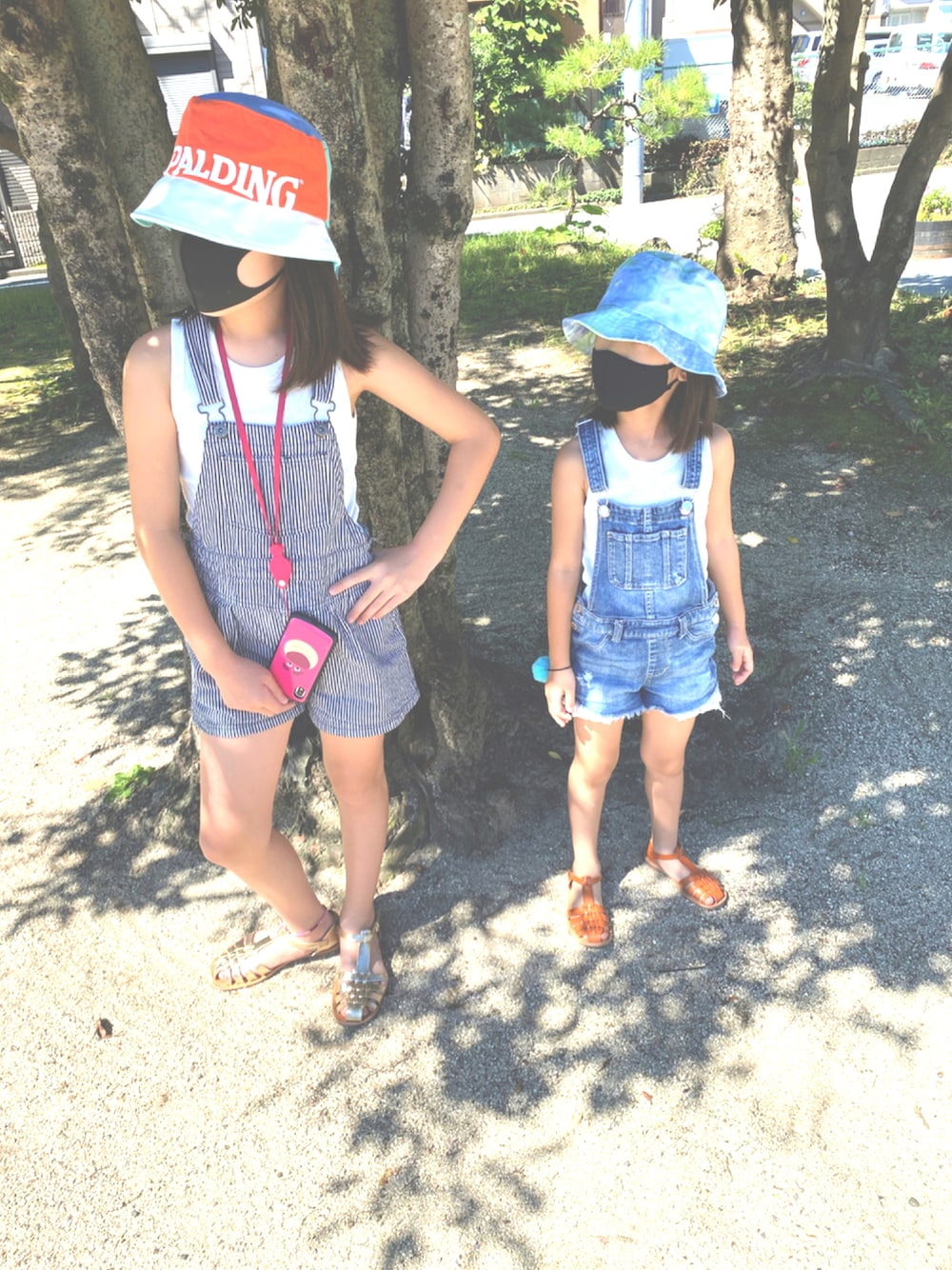 「サロペット、タンクトップ、シンプルコーデ、ZARA KIDS、バケットハット、姉妹コーデ、キッズファッション、SPALDING、デニムっていいよね」｜「ZARA KIDSのアイテム（サンダル、ゴールド系）」を使った、mama.Eさん（キッズ・140cm）の秋コーディネートの1枚目の写真