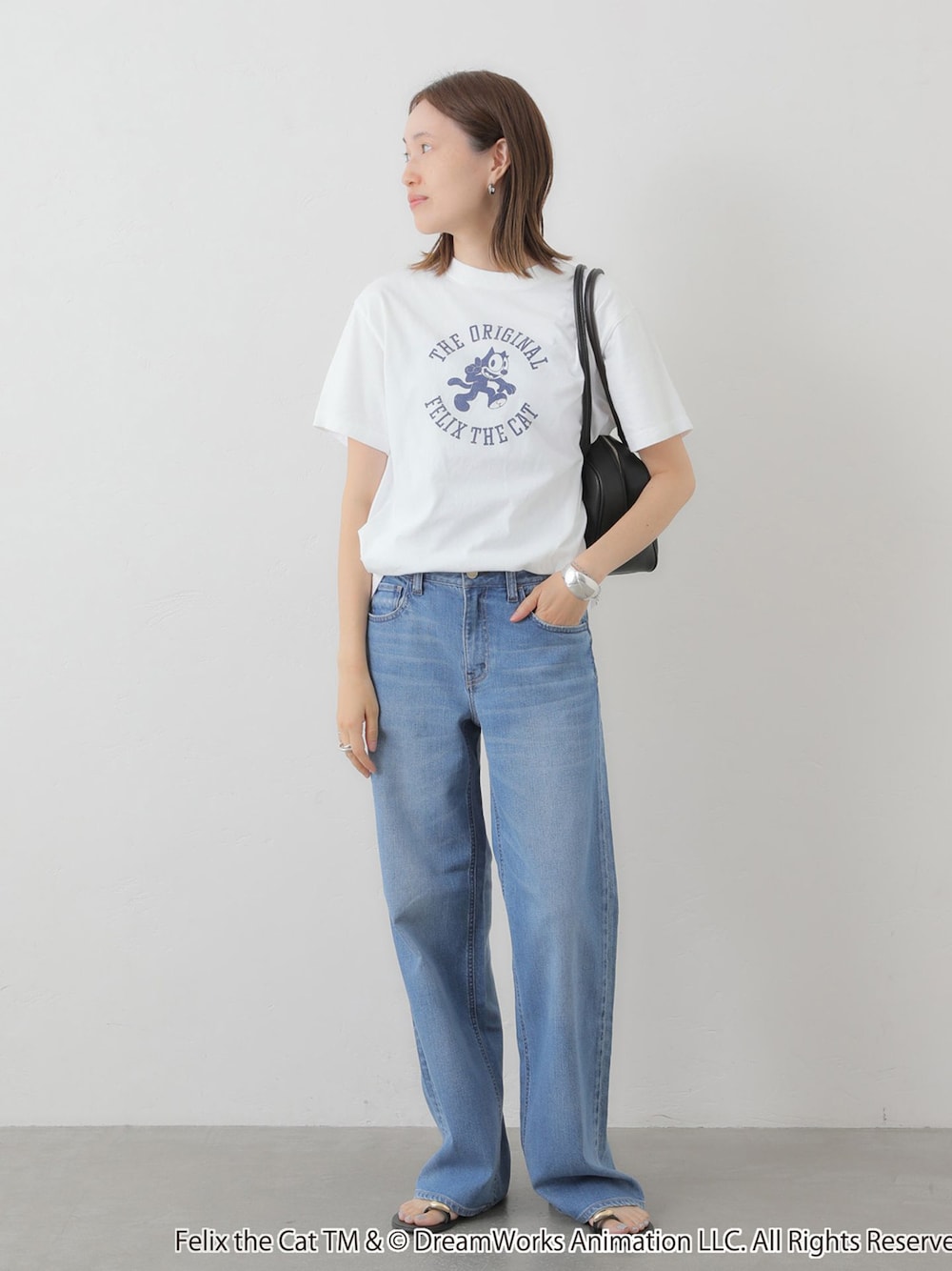ブルー系のデニムパンツ、ホワイト系のTシャツ/カットソー、ブラック系のボストンバッグを着用したレディースの夏コーディネートの1枚目の写真