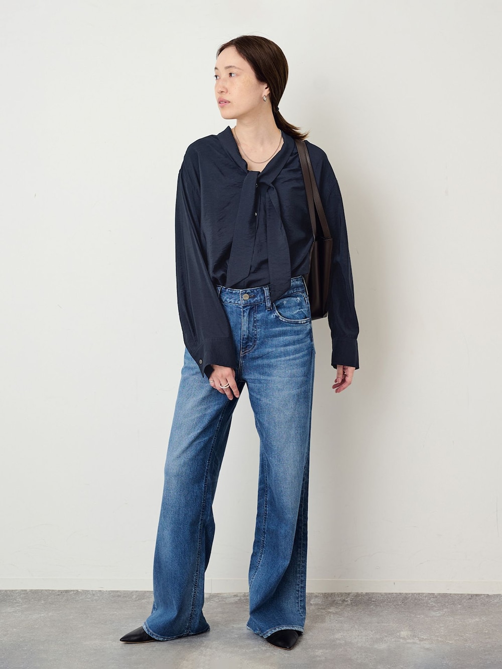 ブルー系のデニムパンツ、ブルー系のシャツ/ブラウス、ブラウン系のトートバッグを着用したレディースの夏コーディネートの1枚目の写真