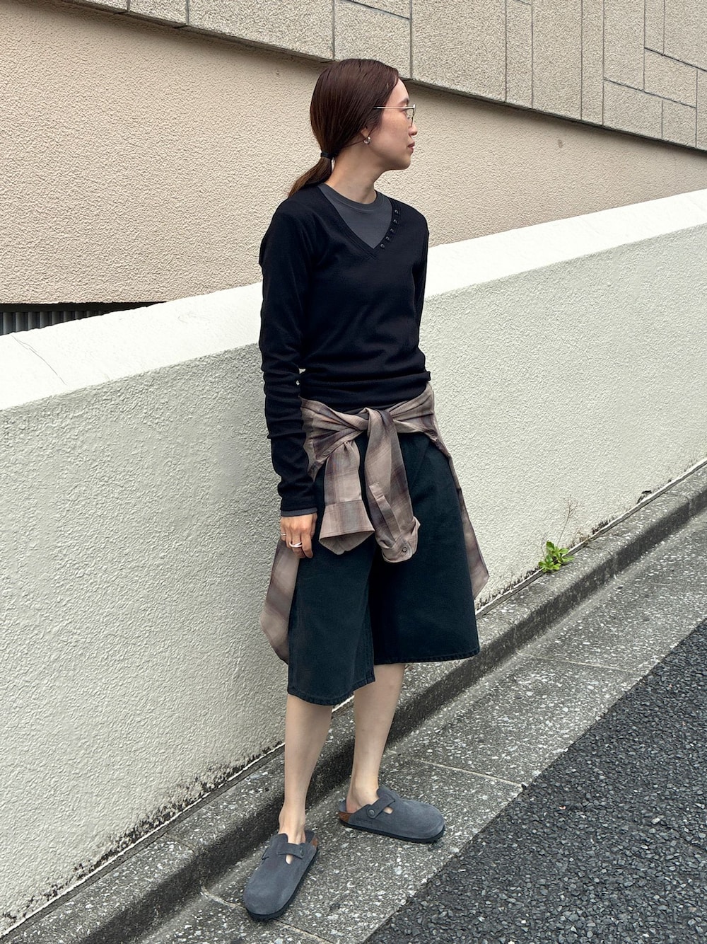 ブラウン系のシャツ/ブラウス、ブラック系のTシャツ/カットソー、グレー系のスリッポンを着用したレディースの夏コーディネートの1枚目の写真