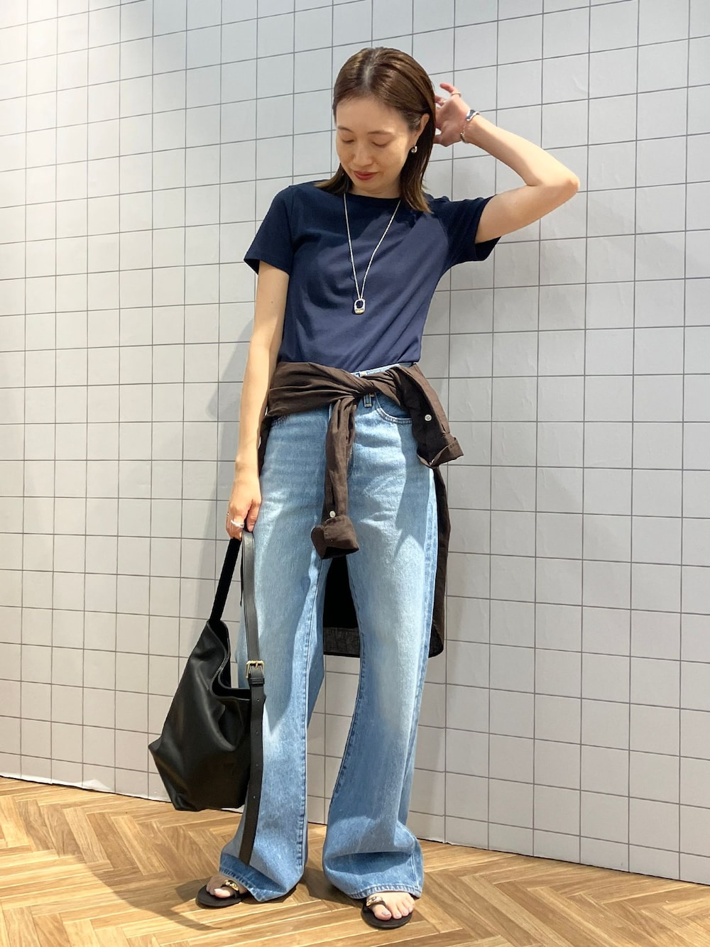 ブルー系のその他パンツ、ブラウン系のシャツ/ブラウス、ブラック系のショルダーバッグを着用したレディースの春コーディネートの1枚目の写真