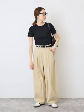 「SLOBE IENA（スローブイエナ）のパウダリーチノタックカーブトラウザー（チノパンツ、ベージュ系）」を使った、Sallyさん（レディース・162cm）の夏コーディネート
