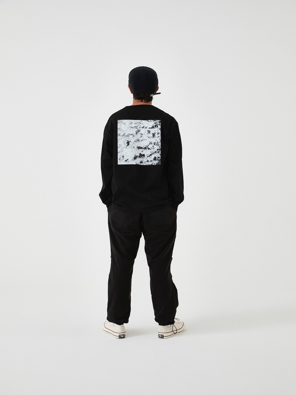 ブラック系のその他パンツを着用したメンズの秋コーディネートの1枚目の写真