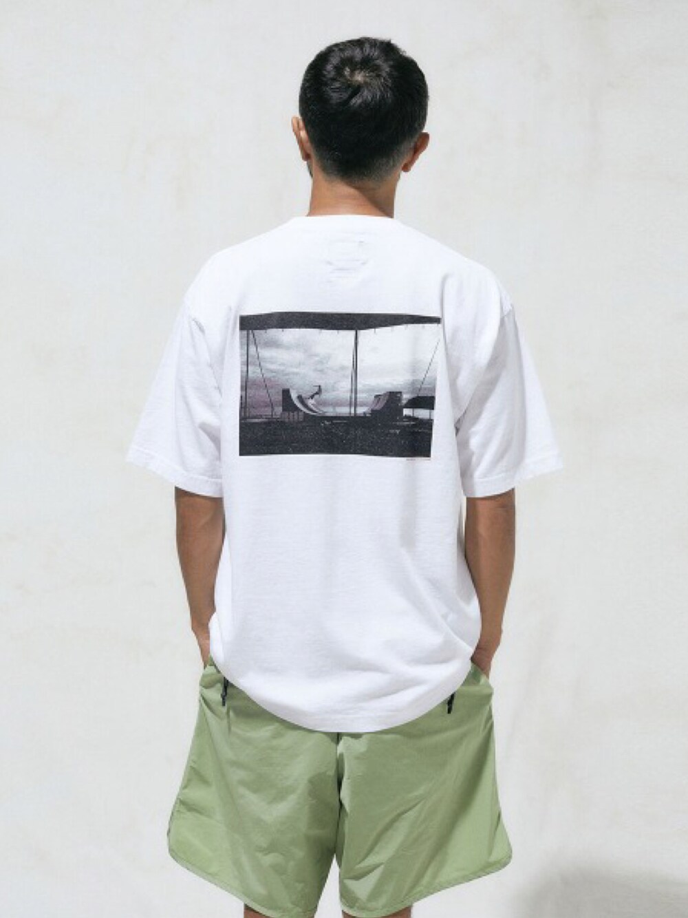 ホワイト系のTシャツ/カットソーを着用したメンズの夏コーディネートの1枚目の写真