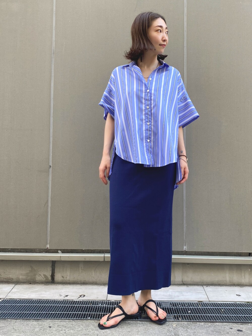 ハーフスリーブストライププリーツシャツを使った人気ファッション