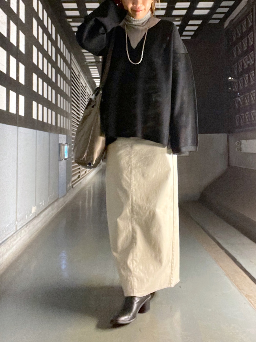 「冬、オトナカジュアル、オトナ女子、ootd、リヴドロワ、RIVEDROITE、おしゃれさんと繋がりたい、いいね、save、フォローお願いします🤑、タイトスカート、タートルネック、スカート、大人カジュアル、ジャガード」｜「RIVE DROITEのこなれた雰囲気のある一枚　バックサテンロングスカート（スカート、ベージュ系）」を使った、yu_kaさん（レディース・158cm）の冬コーディネートの1枚目の写真
