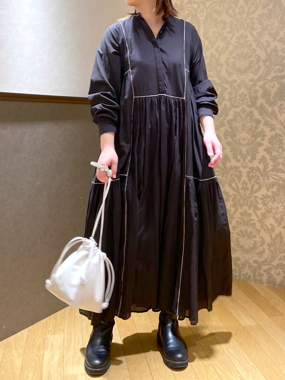 「大人カジュアル、大人コーデ、休日スタイル、いいね、save、フォローお願いします🤑、リヴドロワ、RIVEDROITE、サイドゴアブーツ、巾着バッグ、ブラック、ブーツ」｜「RIVE DROITEの【MARCO MASI (マルコマージ)】ギャザーショルダーバッグ（ショルダーバッグ、ホワイト系）」を使った、yu_kaさん（レディース・158cm）の春コーディネートの1枚目の写真