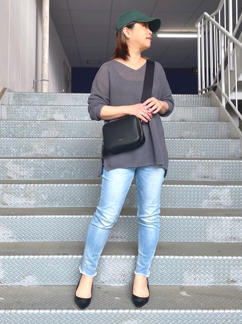 「シンプルコーデ、大人カジュアル、春服、リヴドロワ、RIVEDROITE、お洒落さんとつながりたい、カジュアルコーデ、デニム、ootd、キャップ、デニムパンツ、春ニット、いいね、save、フォローお願いします🤑、フォローミー」｜「RIVE DROITEのコットンキャップ（キャップ、グリーン系）」を使った、yu_kaさん（レディース・158cm）の春コーディネートの1枚目の写真