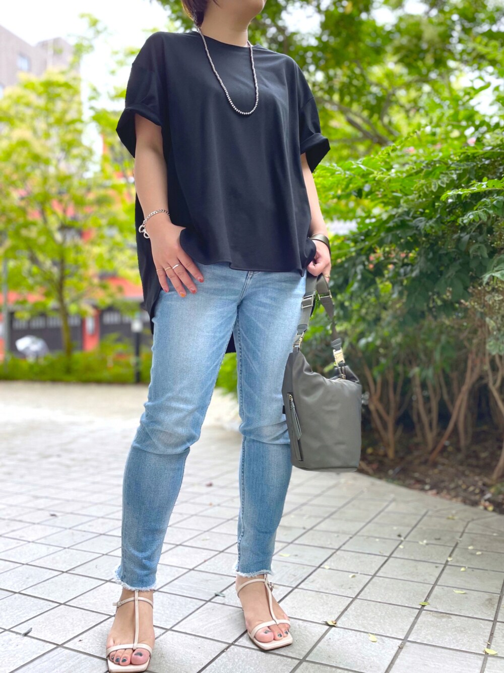 「夏コーデ、オトナカジュアル、休日スタイル、ラフ、デニム、コラボTシャツ、カジュアル、Tシャツ、リヴドロワ、いいね、save、フォローお願いします🤑」｜「RIVE DROITEの【神山まりあさんコラボアイテム】クイックドライバックフォルムTシャツ（Tシャツ/カットソー、ブラック系）」を使った、yu_kaさん（レディース・158cm）の夏コーディネートの1枚目の写真