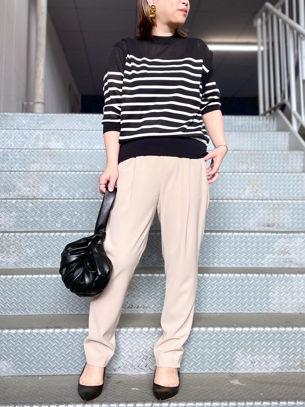 「カジュアル、ラクチンコーデ、オトナ女子、ボーダー、リヴドロワ、RIVEDROITE、休日コーデ、いいね、save、フォローお願いします🤑、ブラック、ブラックコーデ、春コーデ、パンツスタイル、キレイめ」｜「RIVE DROITEの予約【ADD CULUMN(アドカラム)】ミニギャザーバッグ（ハンドバッグ、ブラック系）」を使った、yu_kaさん（レディース・158cm）の春コーディネートの1枚目の写真