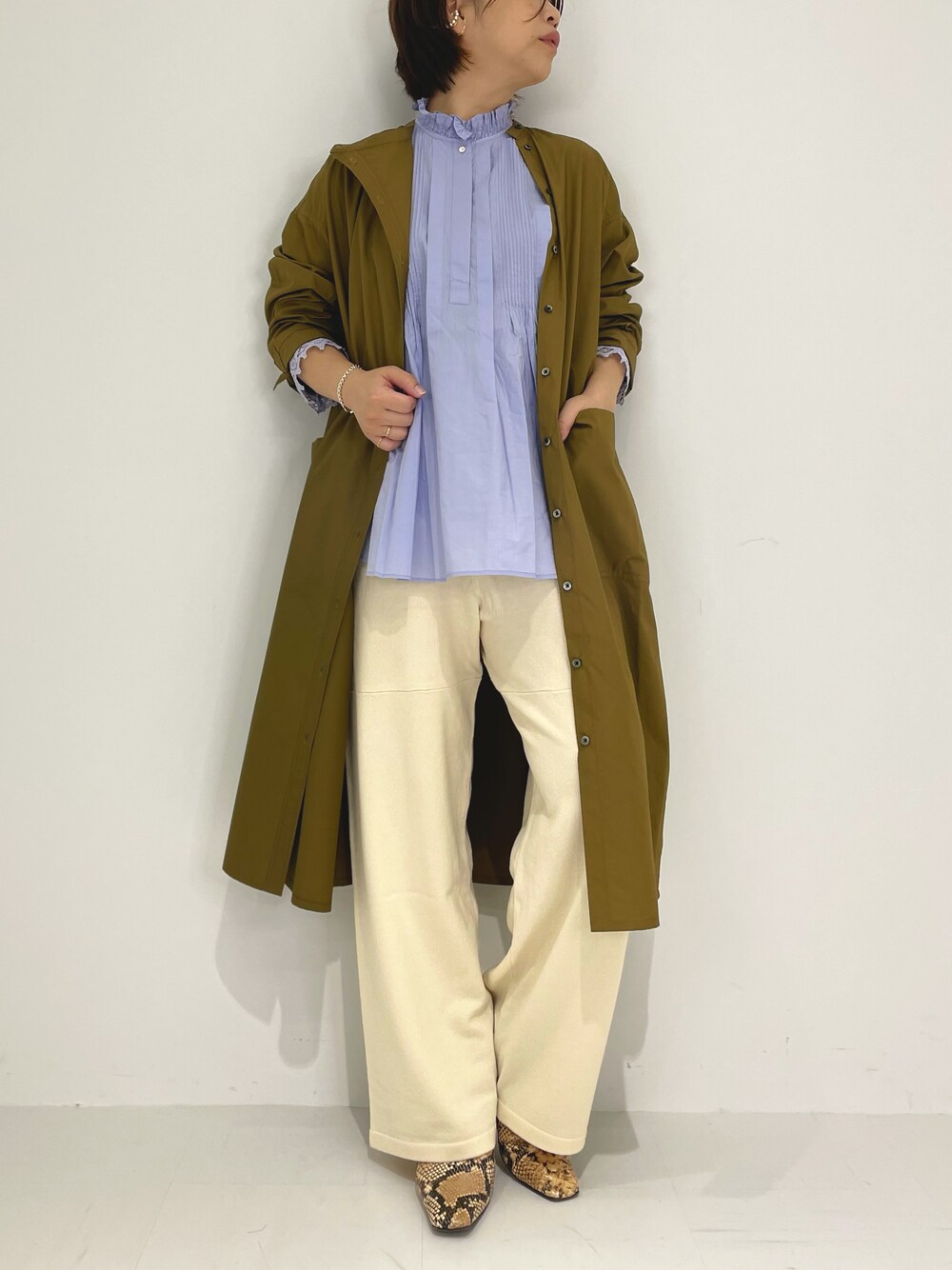 ホワイト系のパンツ、ベージュ系のその他シューズ、ブルー系のシャツ/ブラウスを着用したレディースの秋コーディネートの1枚目の写真