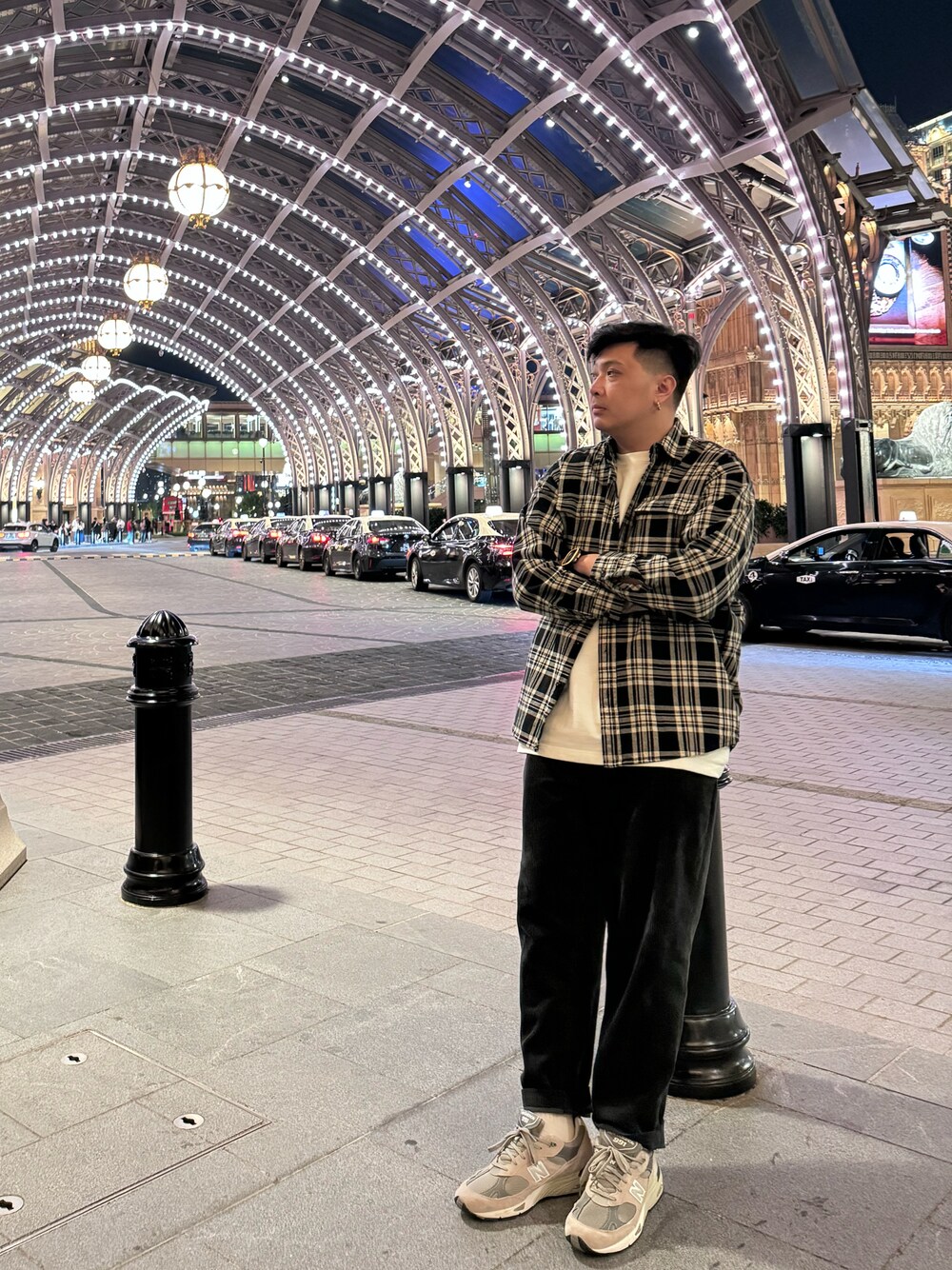 「Macau」｜「BEAMSのアイテム（パンツ、ブラック系）」を使った、AlexChengさん（メンズ・183cm）の秋コーディネートの1枚目の写真