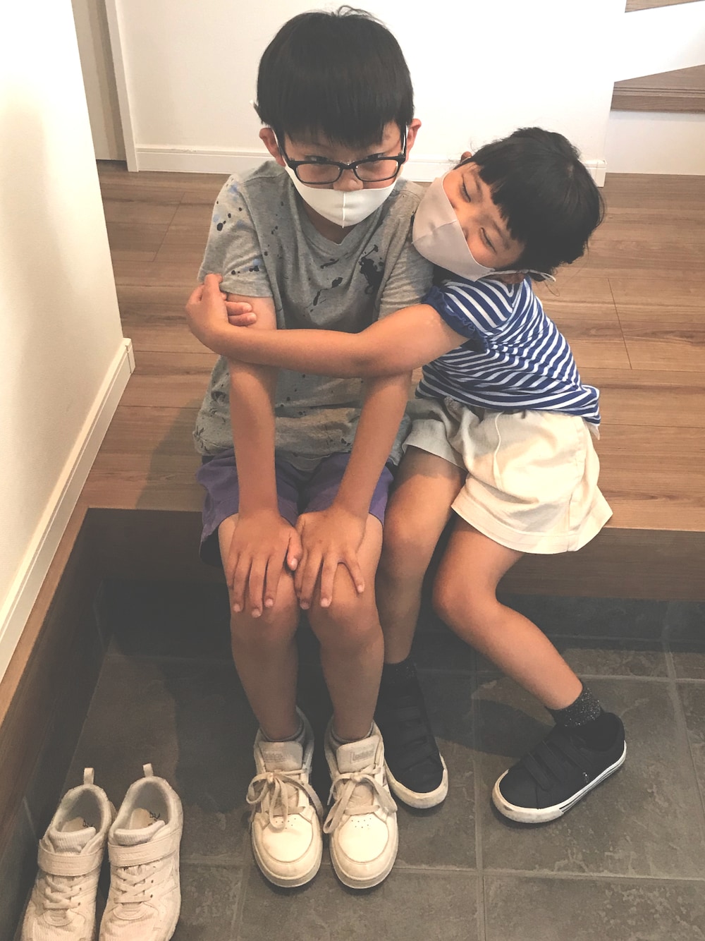 ピンク系のスニーカー、ホワイト系のその他パンツ、ブルー系のTシャツ/カットソーを着用したキッズの夏コーディネートの1枚目の写真