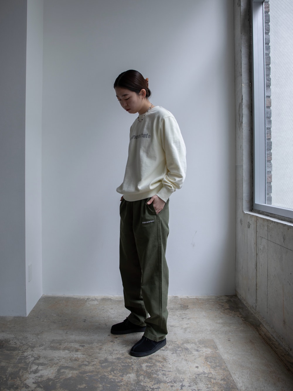 ホワイト系のスウェット、グリーン系のその他パンツを着用したレディースの冬コーディネートの1枚目の写真