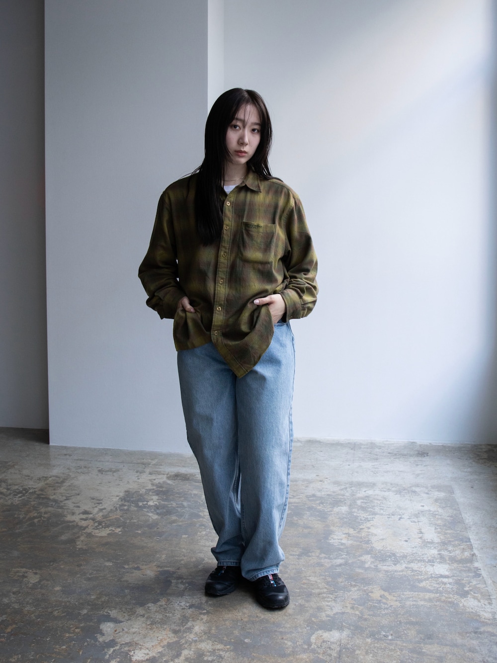 「thisisneverthat、フランネルシャツ、チェックシャツ、デニム」｜「thisisneverthatのFlannel Check Shirt（シャツ/ブラウス、グリーン系）」を使った、thisisneverthatさん（レディース・165cm）の春コーディネートの1枚目の写真
