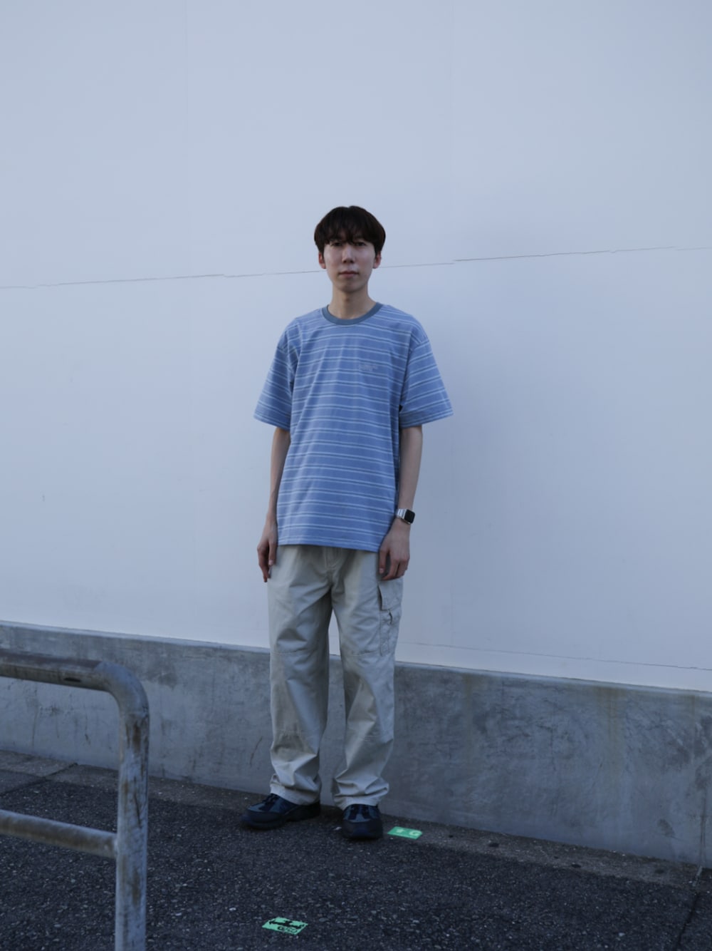 ブルー系のTシャツ/カットソー、ホワイト系のその他パンツを着用したメンズの夏コーディネートの1枚目の写真