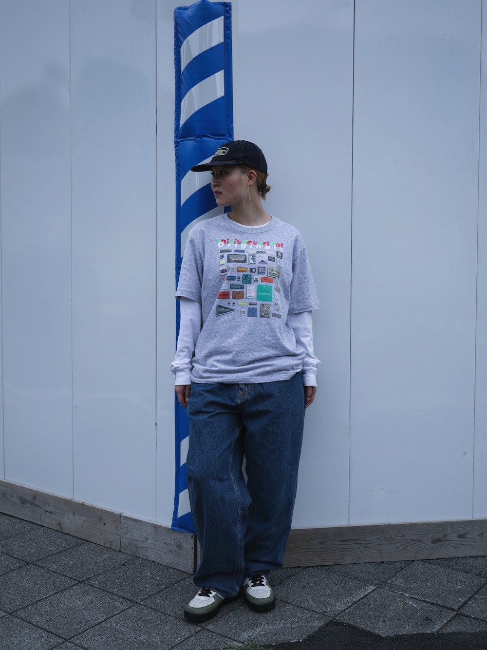 グレー系のTシャツ/カットソー、ブルー系のデニムパンツ、ブルー系のキャップを着用したレディースの春コーディネートの1枚目の写真