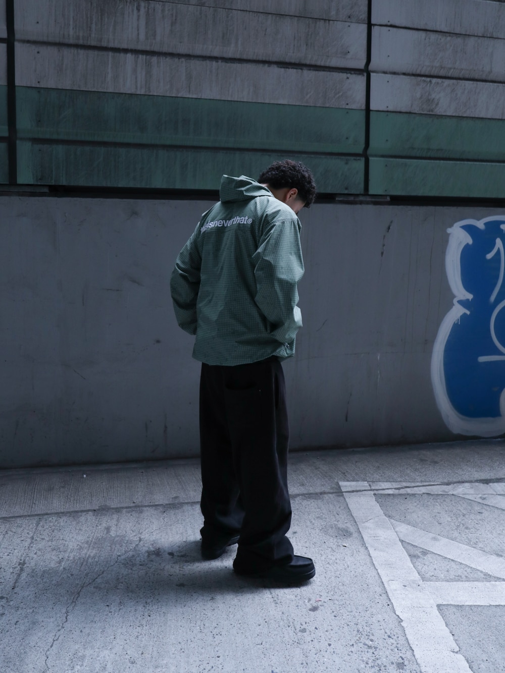「thisisneverthat、アノラックパーカー、カモフラ、スウェットパンツ」｜「thisisneverthatのT.N.T. Classic HDP Sweatpant（スウェットパンツ、ブラック系）」を使った、thisisneverthatさん（メンズ・165cm）の春コーディネートの1枚目の写真