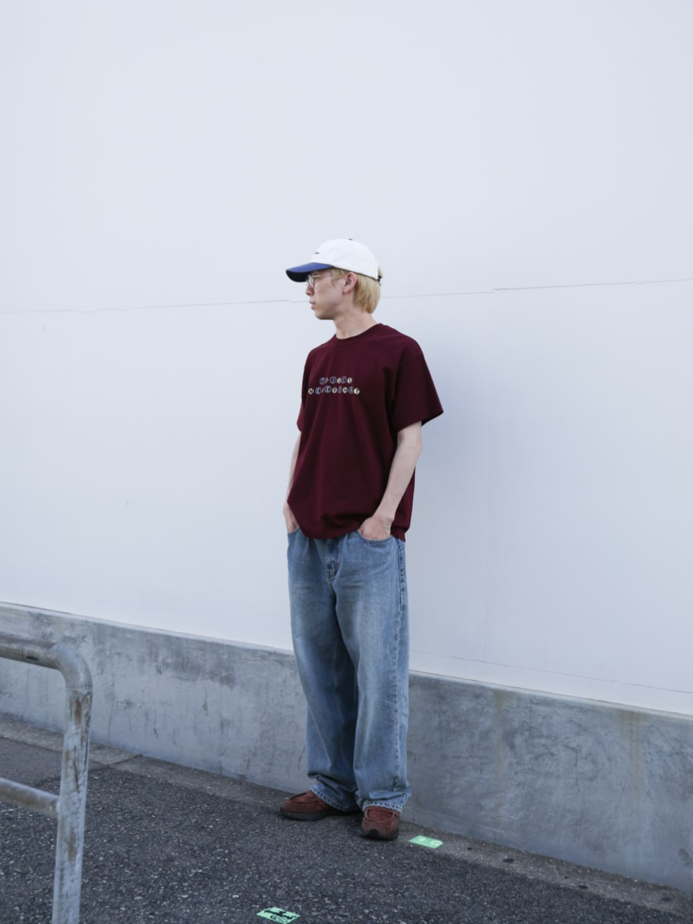 ブルー系のデニムパンツ、レッド系のTシャツ/カットソー、ホワイト系のキャップを着用したメンズの夏コーディネートの1枚目の写真